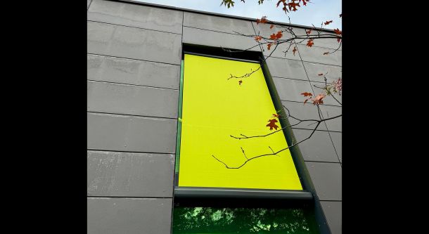 Farbige Fassadenverschattung in moderner Architektur