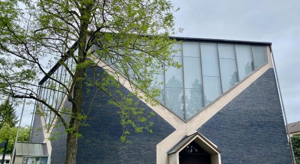 Moderne Kirchenarchitektur mit integrierter Glasfassade
