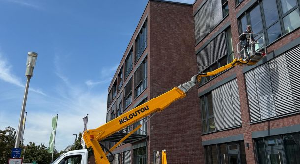Installation von Sonnenschutz an Gewerbefassade