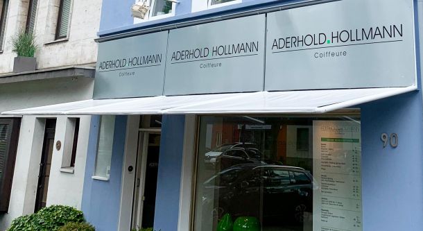 Markise mit Branding am Ladenlokal