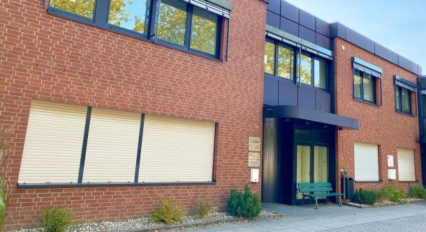 Außenrollläden an Gewerbegebäude