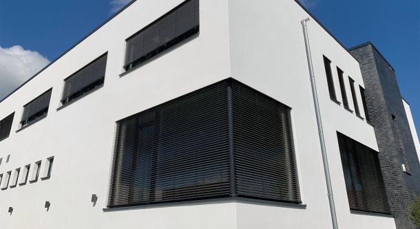 Raffstores an Eckfenster moderner Architektur