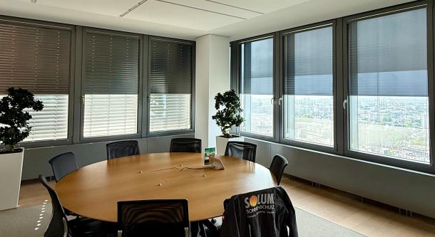 Blendfreies Tageslicht im modernen Besprechungsraum