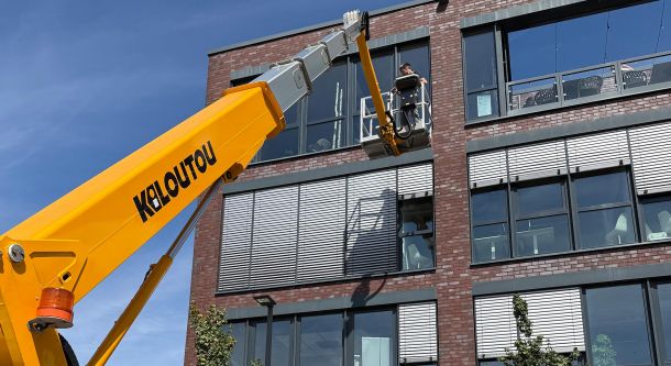 Servicearbeiten an Außenjalousien im Gewerbeobjekt