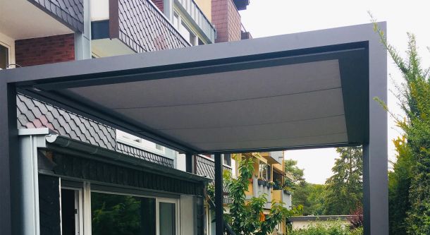 Pergola mit integriertem Sonnenschutz