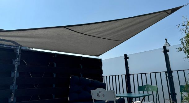 Dreieckiges Sonnensegel für effektiven Sonnenschutz