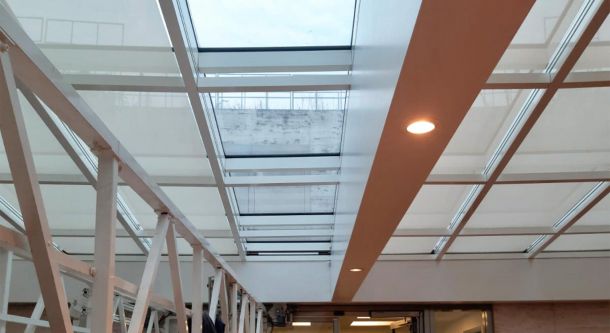 Sonnenschutz für Dachfenster im Innenraum