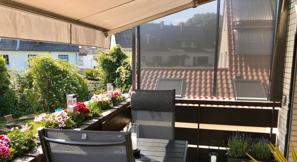 Markise am Balkon mit Sichtschutz