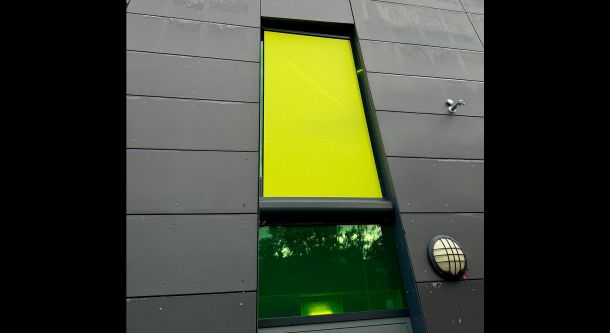 Außenliegendes Fassadenrollo mit farbigem Textil