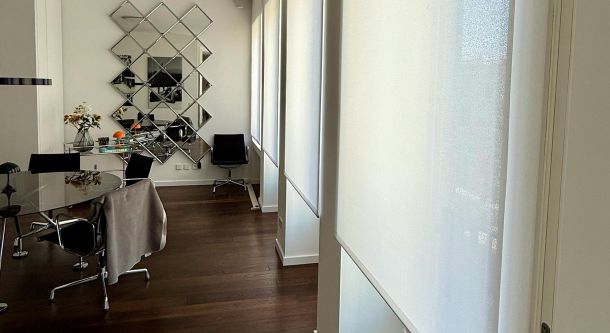 Textiler Sichtschutz entlang großflächiger Fenster