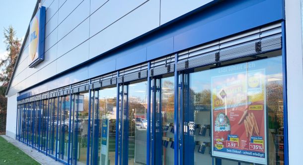 Außenjalousien an Supermarktfassade