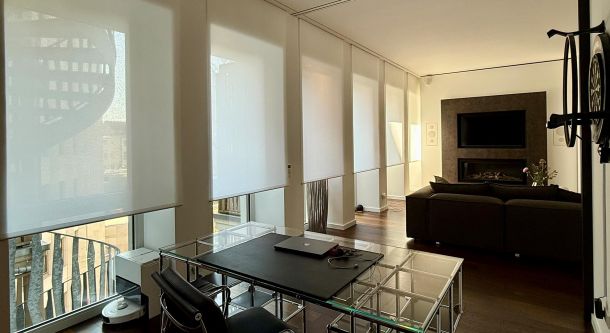 Elegante Lichtsteuerung für moderne Fensterfronten
