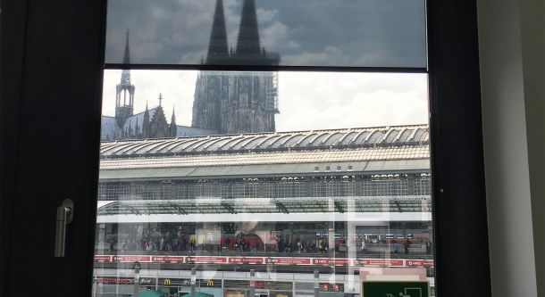 Innenrollo mit Blick auf Stadt