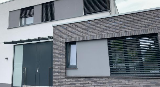 Raffstores an moderner Hausfassade