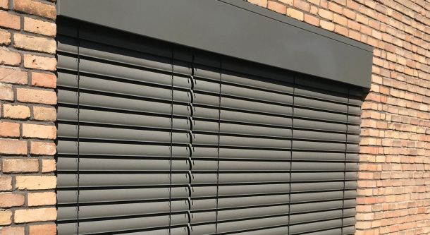 Raffstore an Ziegelfassade