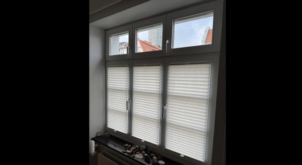 Plissees an Fensterfront im modernen Innenraum