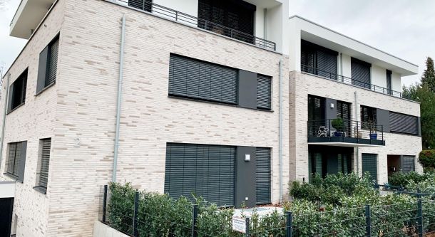 Rollläden am Mehrfamilienhaus